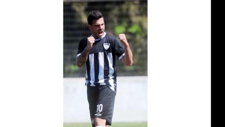 Bianchi grita con toda la bronca el 2-1. El delantero lleva 2 goles..
