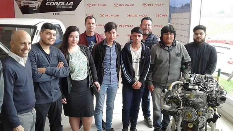 MOTOR. Ducoté, estudiantes y empresarios, durante la presentación de la iniciativa. .
