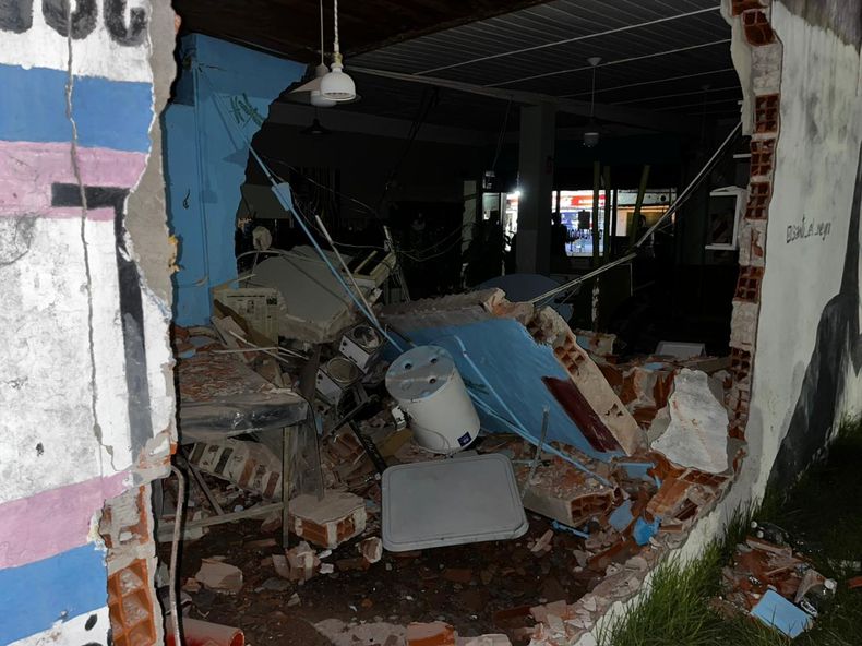 El camión de materiales impactó contra el costado de un negocio ubicado sobre la Avenida Eva Perón.&nbsp;