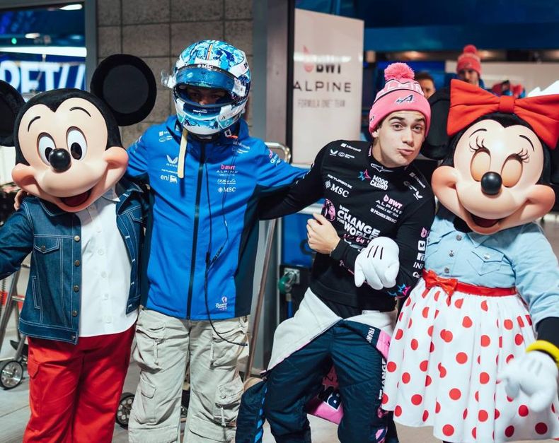 Colapinto en la previa de Las Vegas con la visita de Mickey y Minnie.