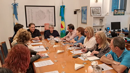 CUMBRE. Flavia Terigi, Javier Alonso y representantes del Frente de Unidad Docente Bonaerense (FUDB). CUMBRE. Flavia Terigi, Javier Alonso y representantes del Frente de Unidad Docente Bonaerense (FUDB).