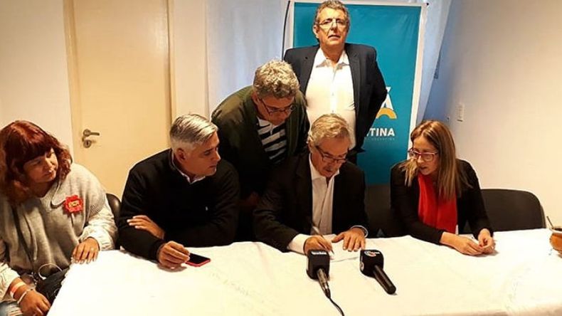 CONCENTRADOS. Solá y sus dirigentes locales, antes del acto..
