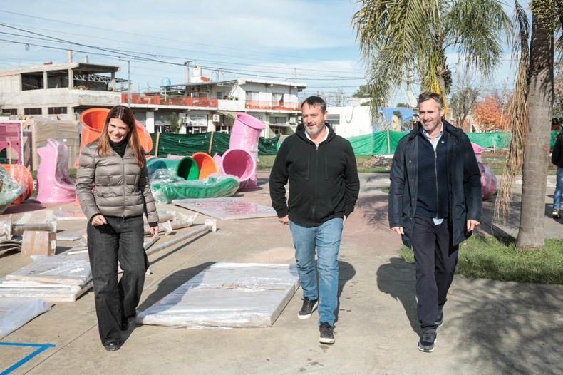 EN OBRA. Achával recorrió los trabajos en el barrio Peruzzotti. Lo acompañaron Soledad Peralta (secretaria General) y Santiago Laurent (Gobierno).&nbsp;