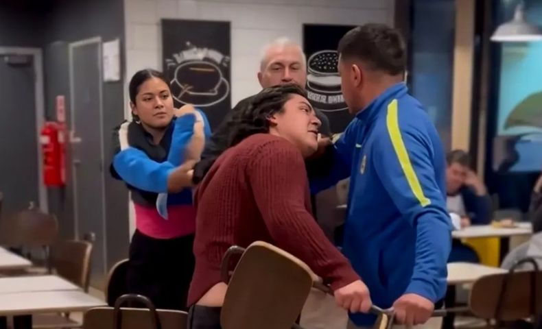 La pelea en el McDonald´s fue grabada por clientes.