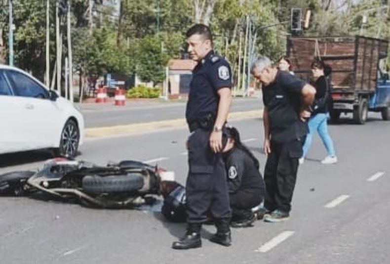RUTA 8. La moto involucrada en el accidente. Su conductor tuvo que ser trasladado al Hospital Central de Pilar.&nbsp;