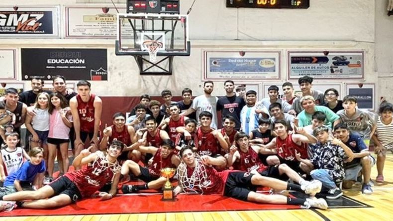 VUELTA OLÍMPICA. La Sub 19 rojinegra dominó la noche en Derqui..