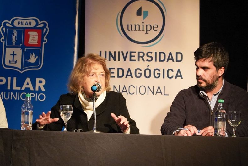 ESPECIALISTAS. Adriana Puiggros con el subsecretario de Educación, Damián Espíndola. &nbsp;