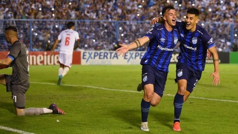 GRITO DE GOL. Lotti corre con Joaquín Pereyra para festejar el 3-1 ante Estudiantes..