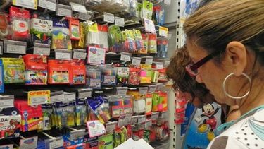 MÁS LEJOS. Una familia necesita $5.400, revela el informe..