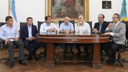 SIETE A LA MESA. Ducoté recibió a jefes comunales de algunas de las ciudades más importantes del país..