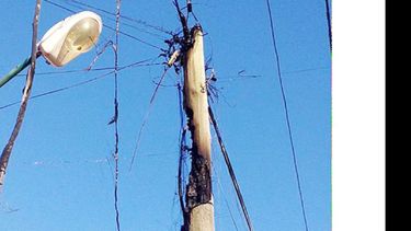 QUEMADO. El poste de teléfono y las consecuencias que dejó la explosión eléctrica..