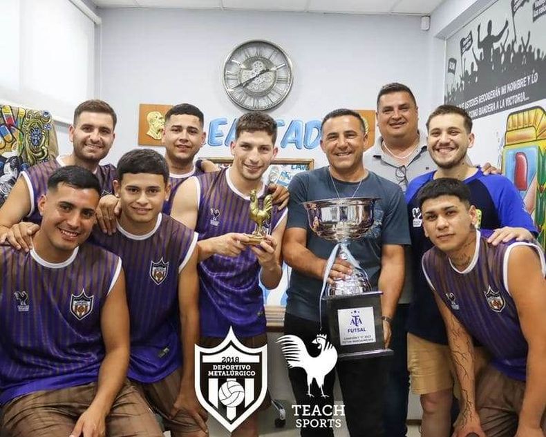 COPA EN MANO. El plantel de futsal de Metalúrgico que renovó para la temporada 2024.
