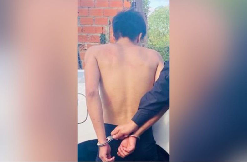 El sujeto tiene 19 años y se sospecha que también robó un teléfono celular.&nbsp;