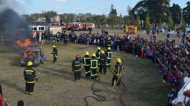 Una multitud atenta a uno de los simulacros que realizaron los bomberos..