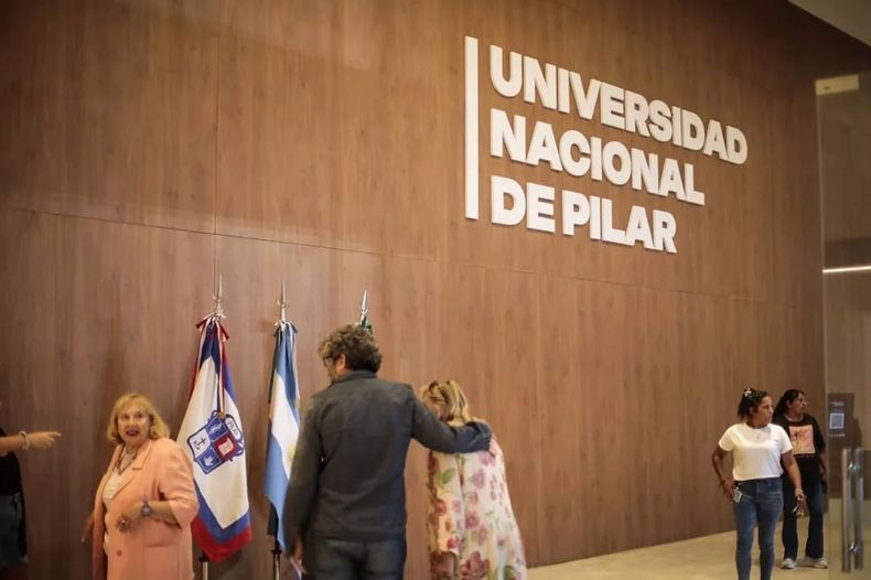 Muestra de artistas locales en la Universidad Nacional de Pilar.