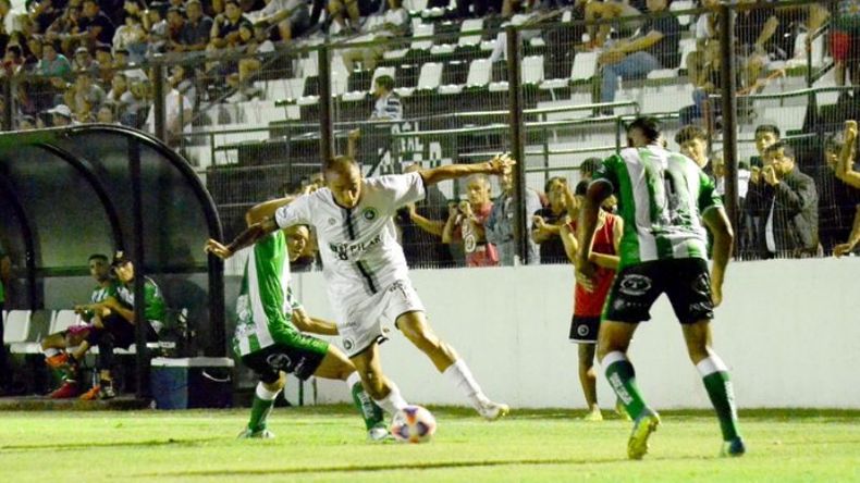 ATAQUE. Alexis Arias fue lo más peligroso que mostró Real Pilar en ofensiva. (Foto Fredy Caballero).