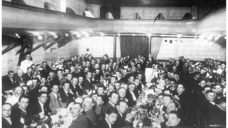 Año 1934. Multitudinaria despedida de soltero del vecino Francisco Martínez, realizada en el cine Splendid, ubicado en Tomás Márquez al 900..