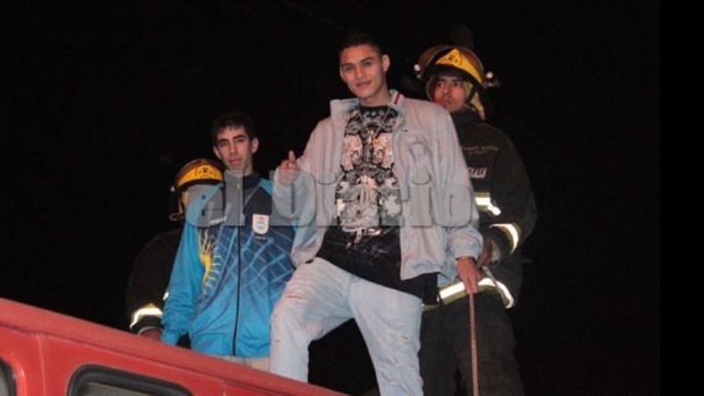 Yamil saluda a El Diario desde el autobomba, en la recorrida por Del Viso..