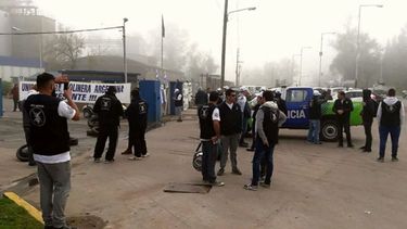 PROTESTA. Trabajadores de Gepsa se manifestaron en la puerta de la planta..