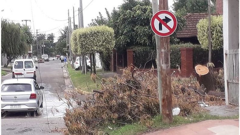 NO GIRAR. El cartel muestra el cambio en Camilo Costa y Lauría..