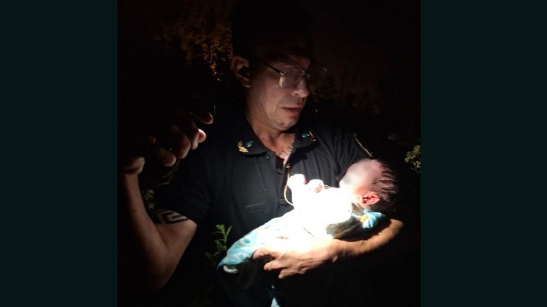 El bebé fue rescatado por la policía en un descampado de Luján.