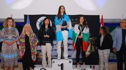 Candela Francisco en lo más alto del podio en el Mundial de Ajedrez Sub 20.