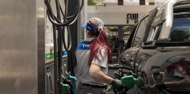 En algunos surtidores la nafta y el gasoil cuestan mucho más que en otros. (Bloomberg)..jpg