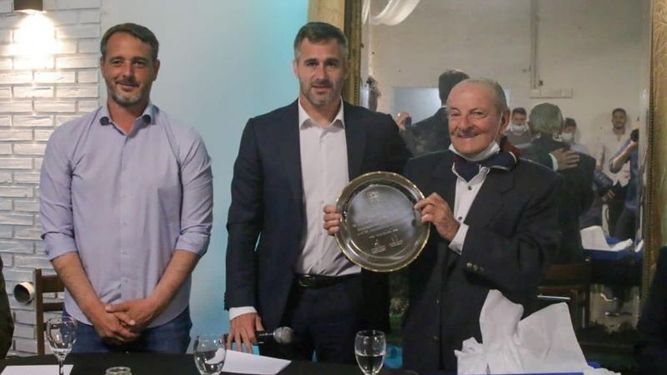 El candidato a concejal Santiago Laurent, el intendente Federico Achával y el presidente del Club Unión, Jorge Vallier, en el 131º aniversario de la institución. .