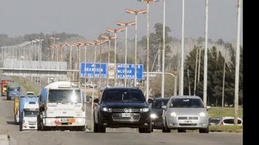 Miles de vehículos volvieron ayer a la ruta tras el descanso..
