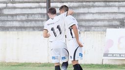 ABRAZO DE GOL. Crego (11) felicita a Miritello que acaba de marcar de cabeza el tanto de la victoria..