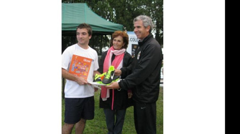 Tomás Gómez, de Wellspring, recibió un par de botines por ser la figura de la final..