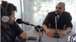 EN LA RADIO. Prado, ayer, en el estudio de FM Plaza 92.1..
