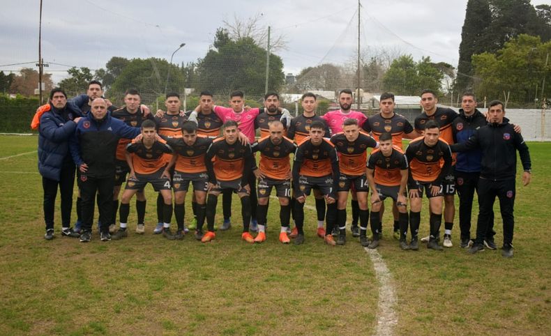 DE PRIMERA. Los jugadores y cuerpo técnico de Los Altos, que ganaron en Sourdeaux.
