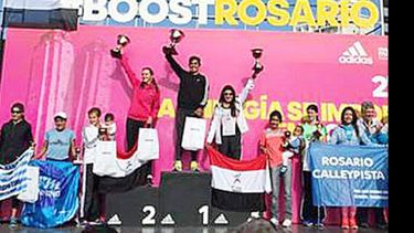 (YO CORRO). EN DAMAS. Daiana Ocampo en el 3º escalón del podio, de los 5,7K del Medio Maratón..