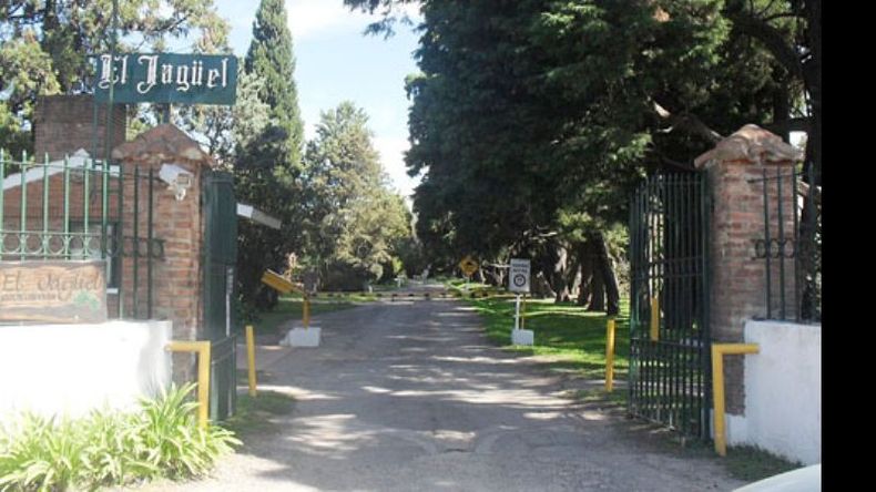 INSEGUROS. Los ladrones entraron y salieron por el acceso principal..