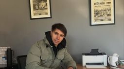 PEGA LA VUELTA. Martin firmó el contrato este martes en Comunidad Deportiva. PEGA LA VUELTA. Martin firmó el contrato este martes en Comunidad Deportiva.