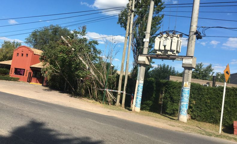 Poste caído desde hace días, a metros de una parada de colectivos. Acceso a Manzanares, a metros de la calle Trinidad. ¿Alguien podrá atender este reclamo? Gabriela.&nbsp;