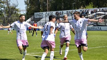 UNIDOS. Otermín festeja el gol con Gómez, Chambi y Hernández.
