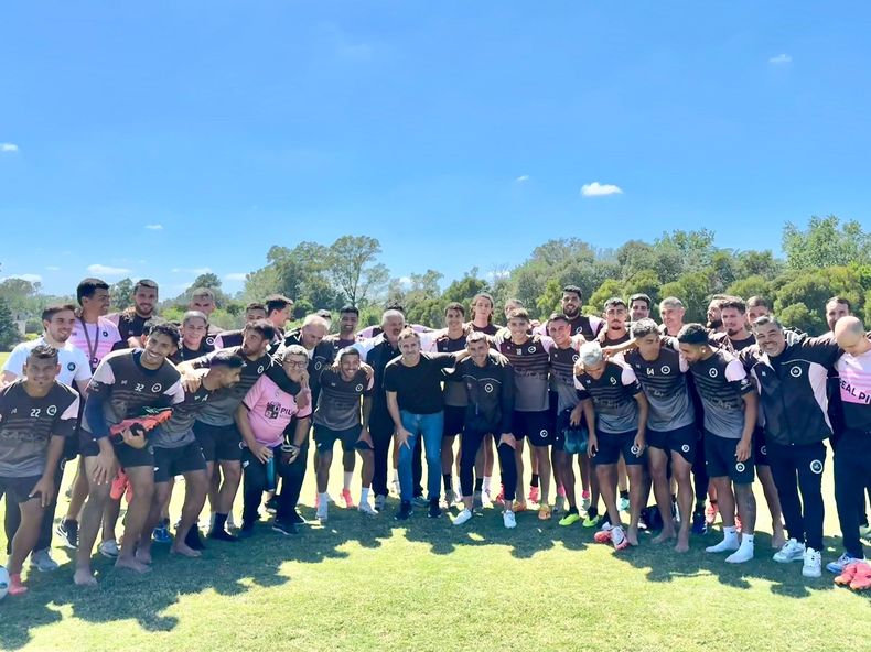 CON EL PLANTEL. Achával, en el centro, junto a jugadores y cuerpo técnico de Real Pilar.&nbsp;