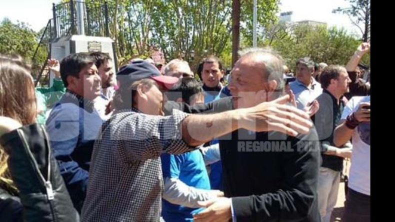 ABRAZO PERONISTA. Zúccaro con un militante, ayer en el acto del Día de la Lealtad..