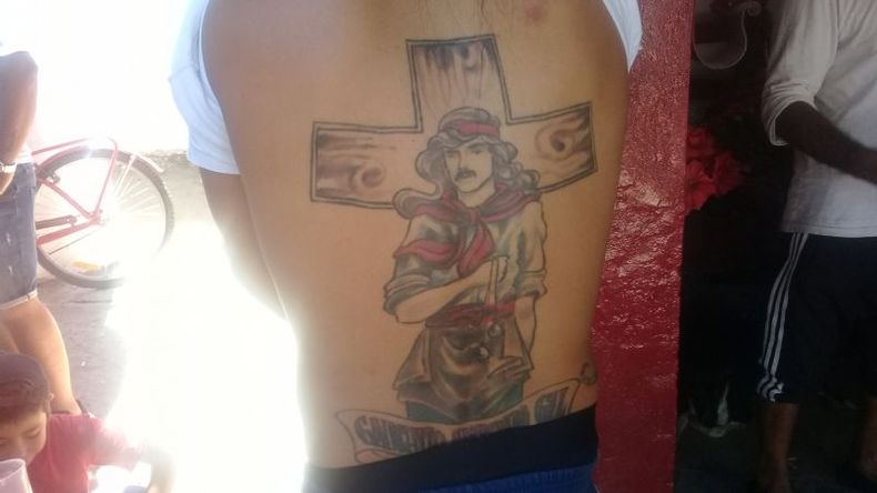 Néstor Pelozo, cumplió su promesa tatuándose al santo. .