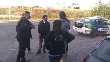 POLICÍA. Agentes de la bonaerense identificaron a los trabajadores. .