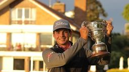 Rodríguez Barri con el trofeo Ciudad de Montevideo.