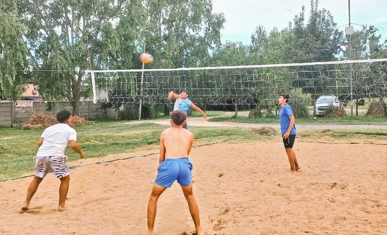 A JUGAR. Los chicos juegan los partidos en las canchas del polideportivo.