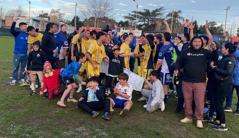FIESTA. Los jugadores, familiares, dirigentes y cuerpo t&eacute;cnico de La Fraternidad festejan la consagraci&oacute;n en Manzanares.