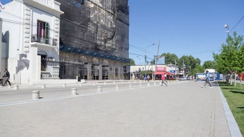 ¡Así quedó el primer tramo del #PaseoDelCentro! Ya finalizaron los primeros trabajos de este proyecto con el que estamos reconstruyendo y poniendo en valor el casco histórico de Pilar, la Plaza 12 de Octubre y la Parroquia, símbolos fundamentales de nuestra identidad. Municipalidad Pilar / @MunicipioPilar..