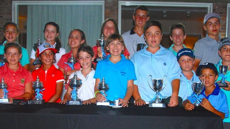 COPADOS. Todos los campeones del Nacional Junior con sus trofeos..
