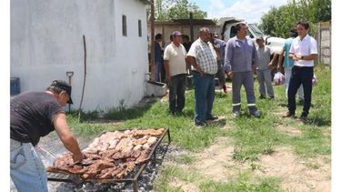 ASADO. Neuspiller almorzó en el Obrador..