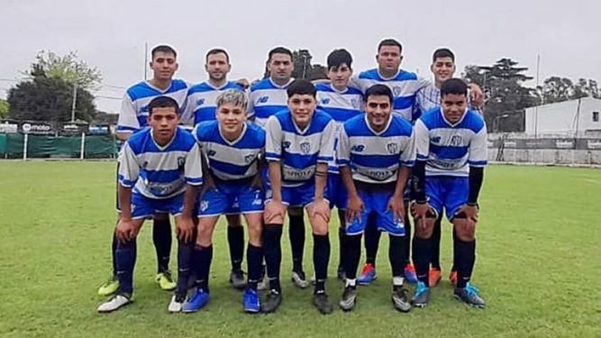 LÍDER. La formación de la Sub 20 de San Alejo, puntera del campeonato..