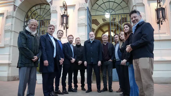 CON RESPALDO. Federico Achával junto a la liga de intendentes que se presentó esta semana.